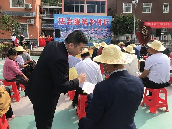 D:\办公室综合资料\2022年\新闻宣传\新闻稿件\法治服务乡村行，普法宣传入人心\微信图片_20220517172715.jpg