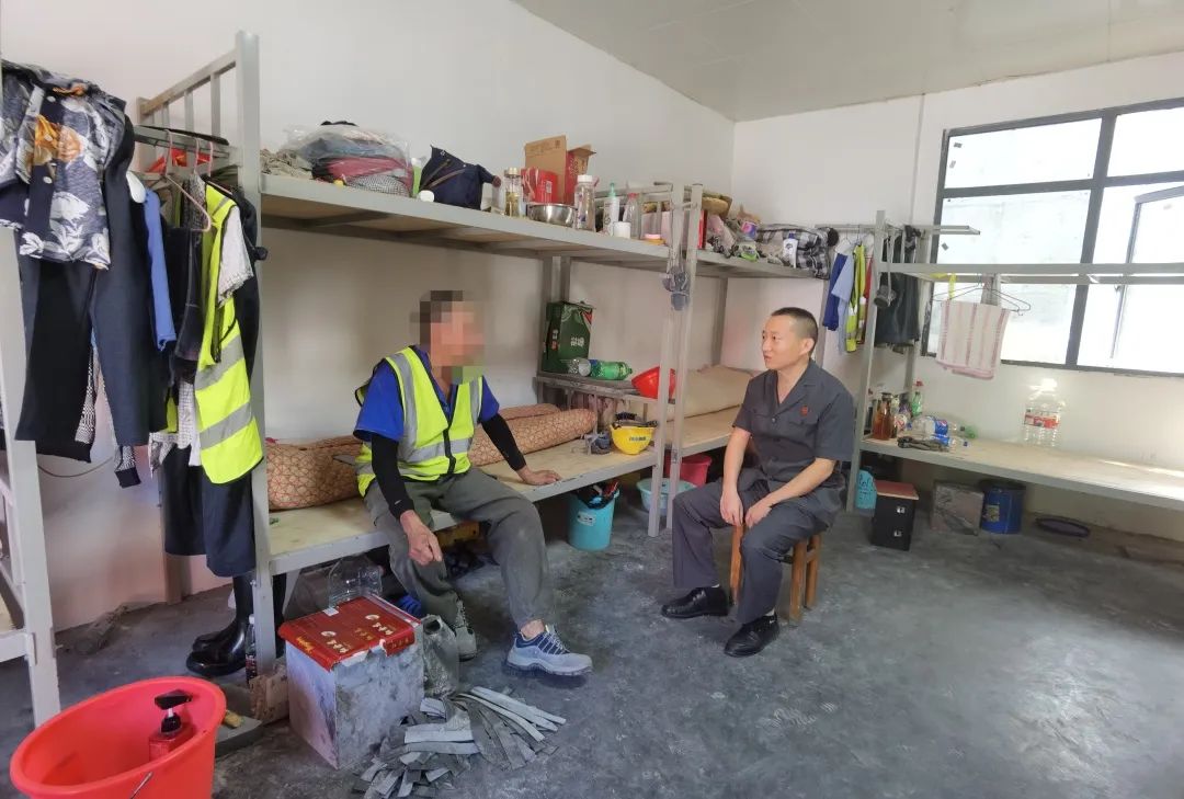 H:\炎炎夏日  法官现身工人宿舍送“清凉”\微信图片_20220815144312.jpg